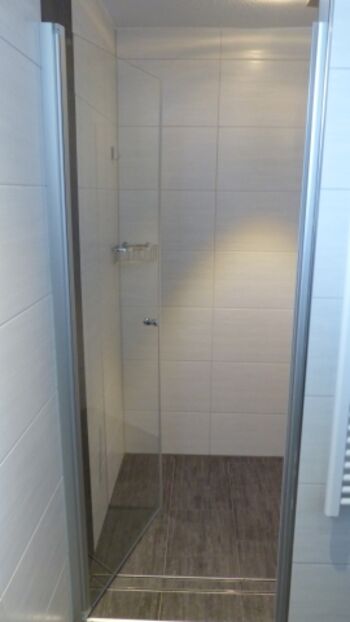 ... mit begehbarer, geräumiger Dusche