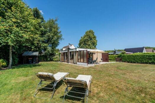 Der sonniger Garten mit Liegen