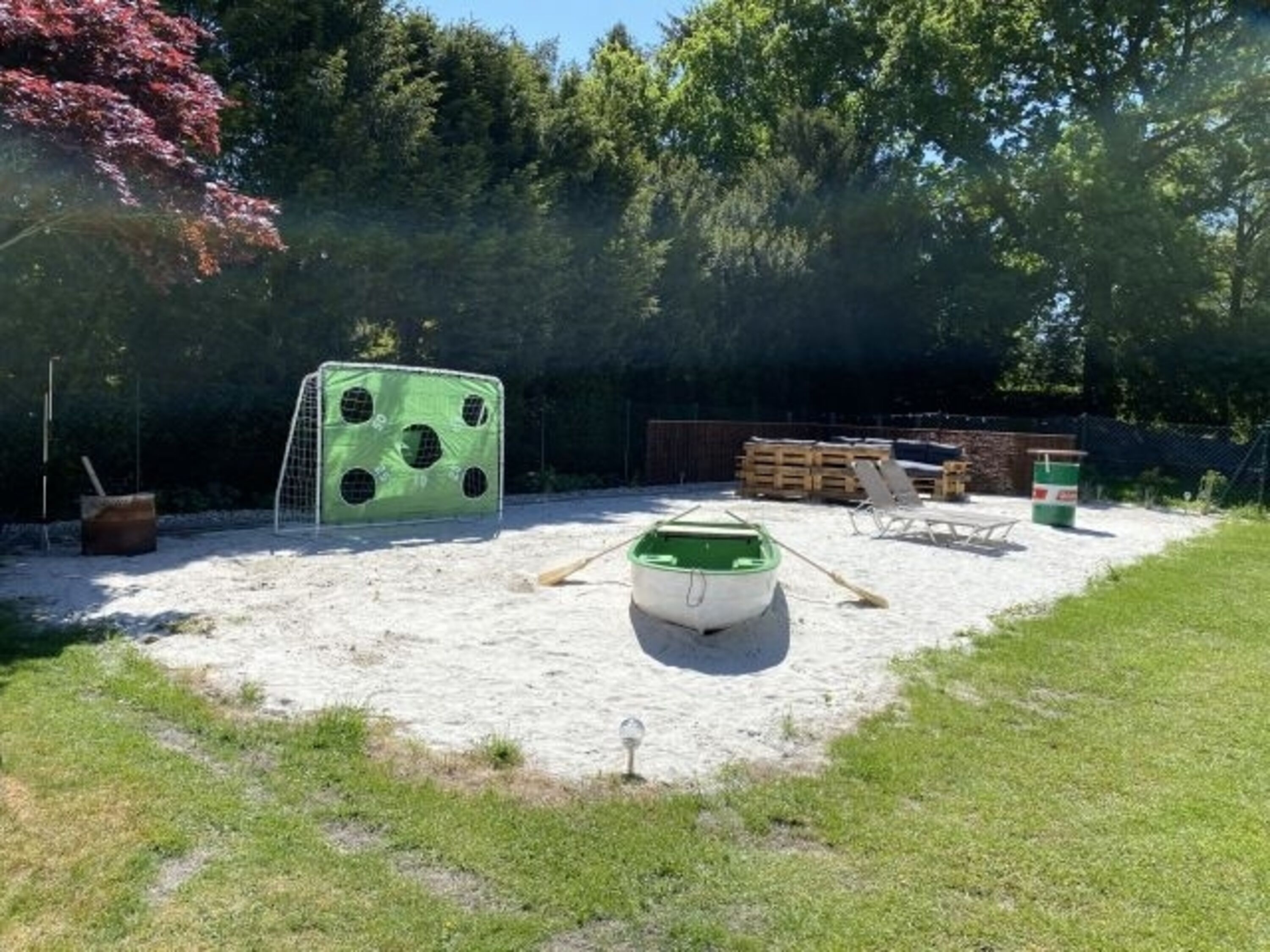 Gartenstrand mit Wrack