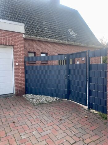 blickdicht eingezäunt