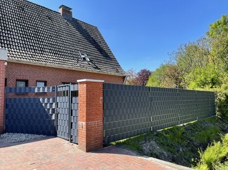 blickdicht eingezäunt