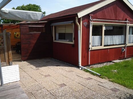 Front mit offener Terrasse