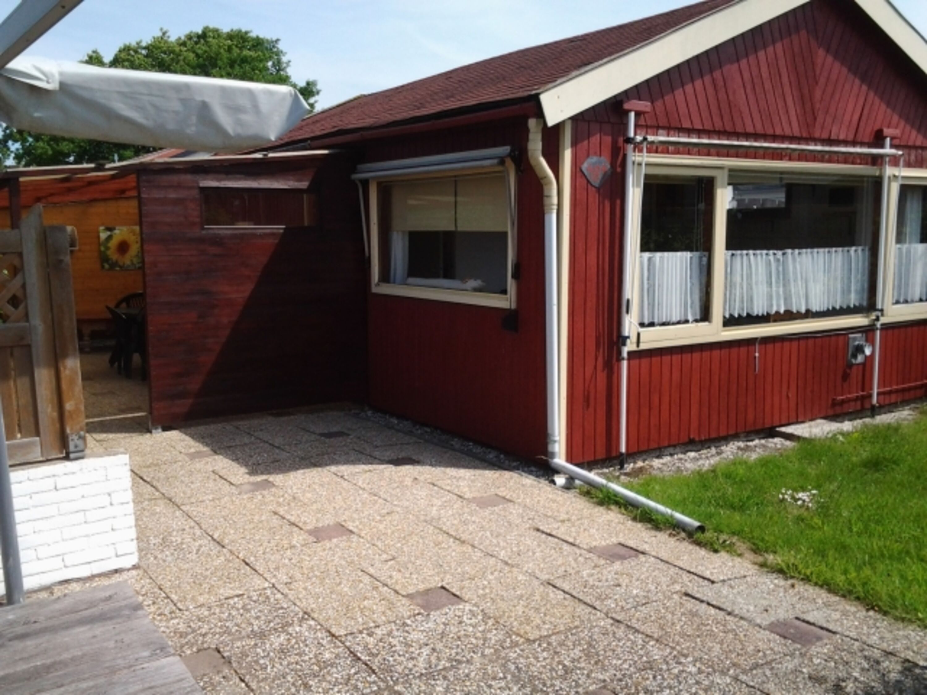 Front mit offener Terrasse
