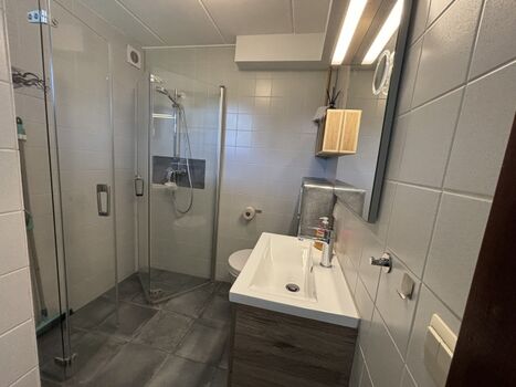 Badezimmer mit Dusche 