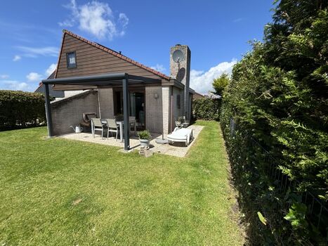 Garten mit überdachter Terrasse und Aussengril