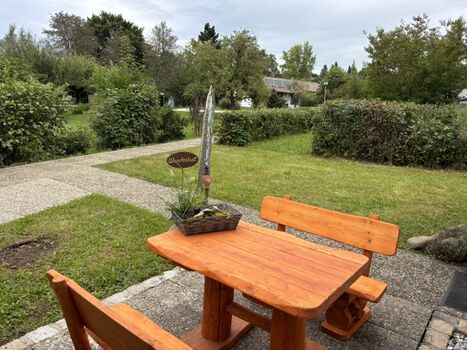 Gemütliche Sitzecke vor dem Haus