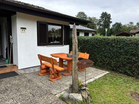 Unsere neue Sitzecke vor dem Haus