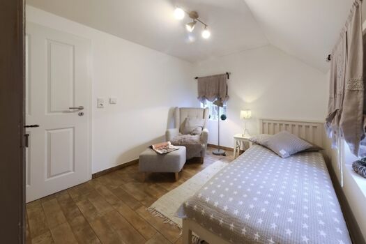 2.  Schlafzimmer mit Leseecke und Einzelbett 