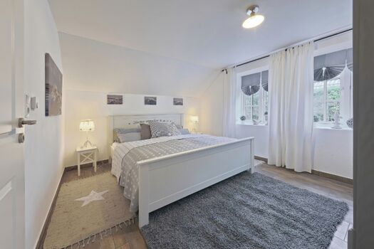 Schlafzimmer mit Doppelbett 