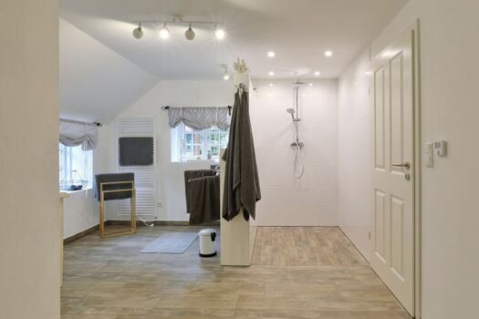 großzügige Regendusche - bodengleich 