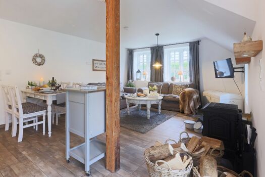 Blick von der Terrassentür ins Wohnzimmer 