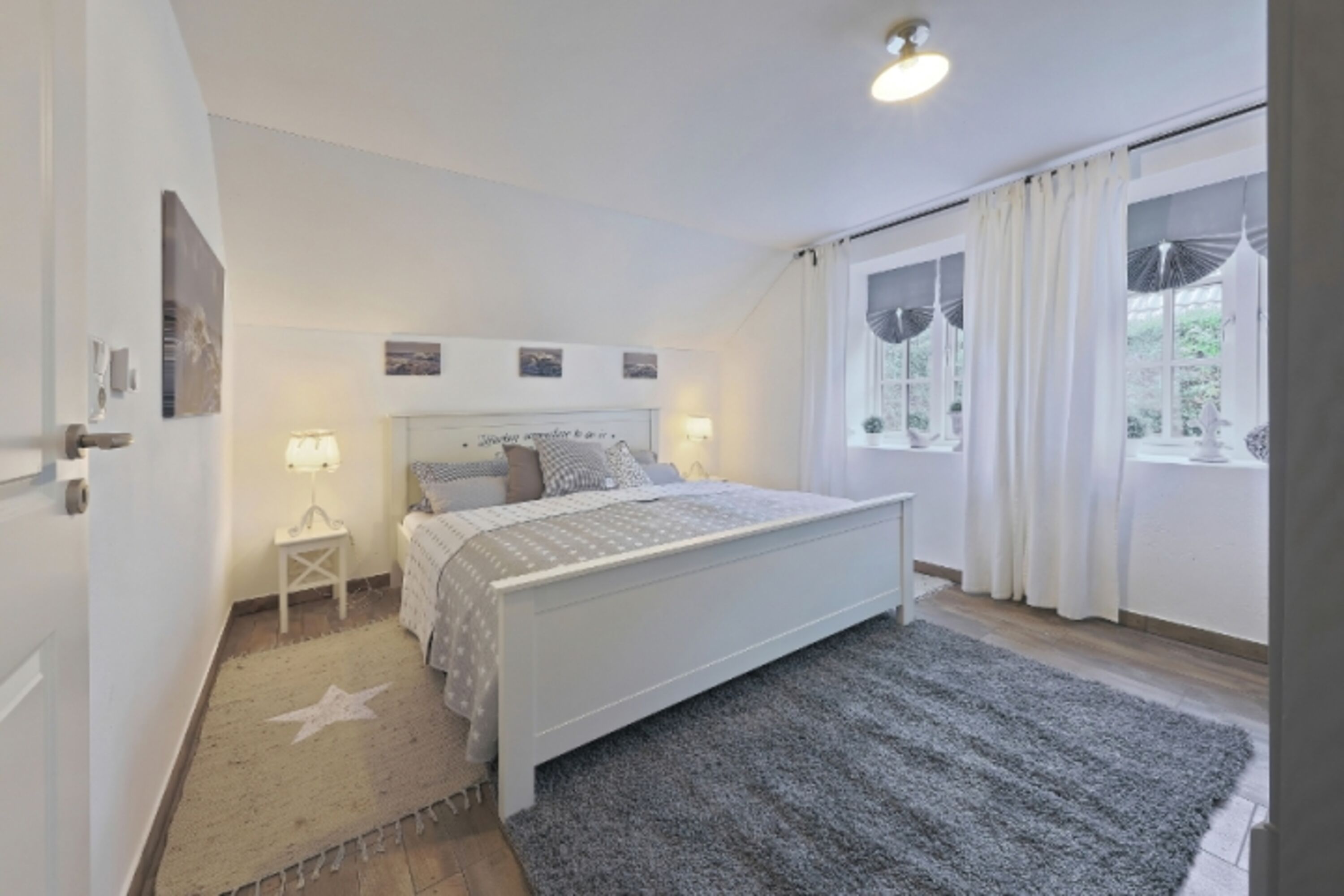 Schlafzimmer mit Doppelbett 