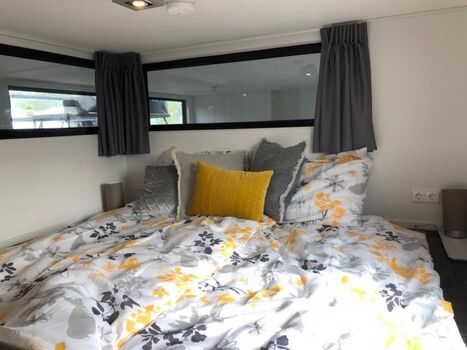 Mezzanine (1,2 Meter Deckenhöhe) Kinderschlafplatz mit Futonmatratze für 2 Kinder