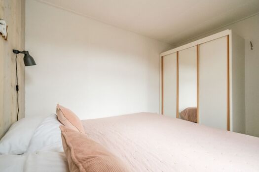 Schlafzimmer 1 mit 2 Boxspringbetten und Kleiderschrank