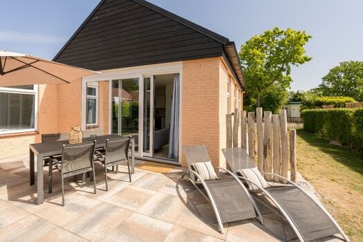 Die sonnige Terrasse mit Gartengruppe und Liegen