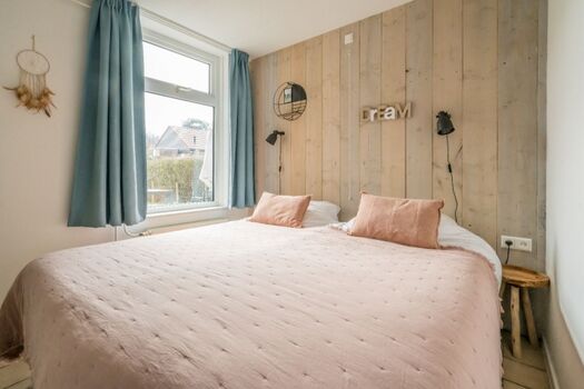 Schlafzimmer 1 mit 2 Boxspringbetten und Kleiderschrank