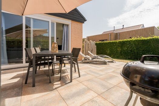 Die sonnige Terrasse mit Gartengruppe und Liegen