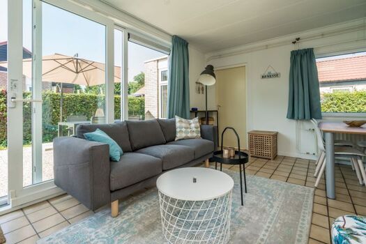 Das Wohnzimmer mit Sitzecke und Essecke