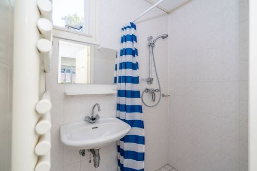 Badezimmer mit Dusche und Waschbecken