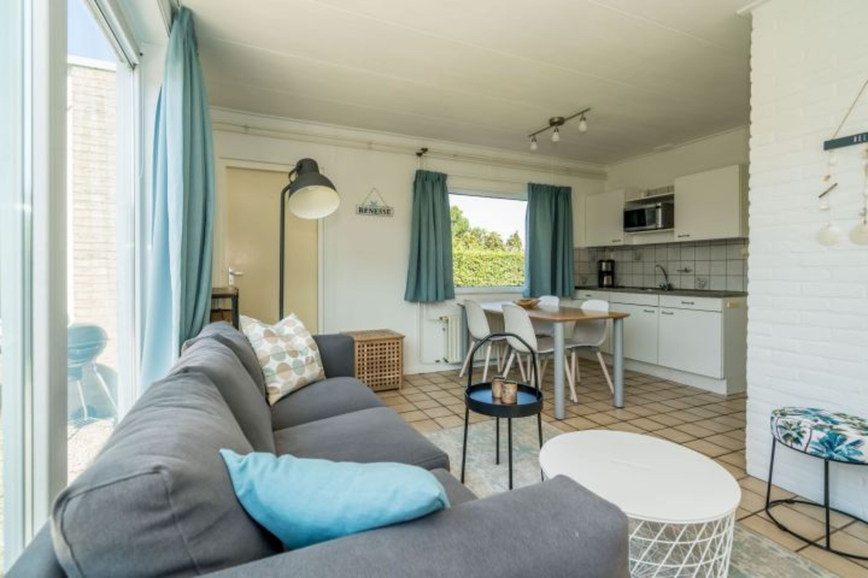 Das helle, gemütlich eingerichtete Wohnzimmer