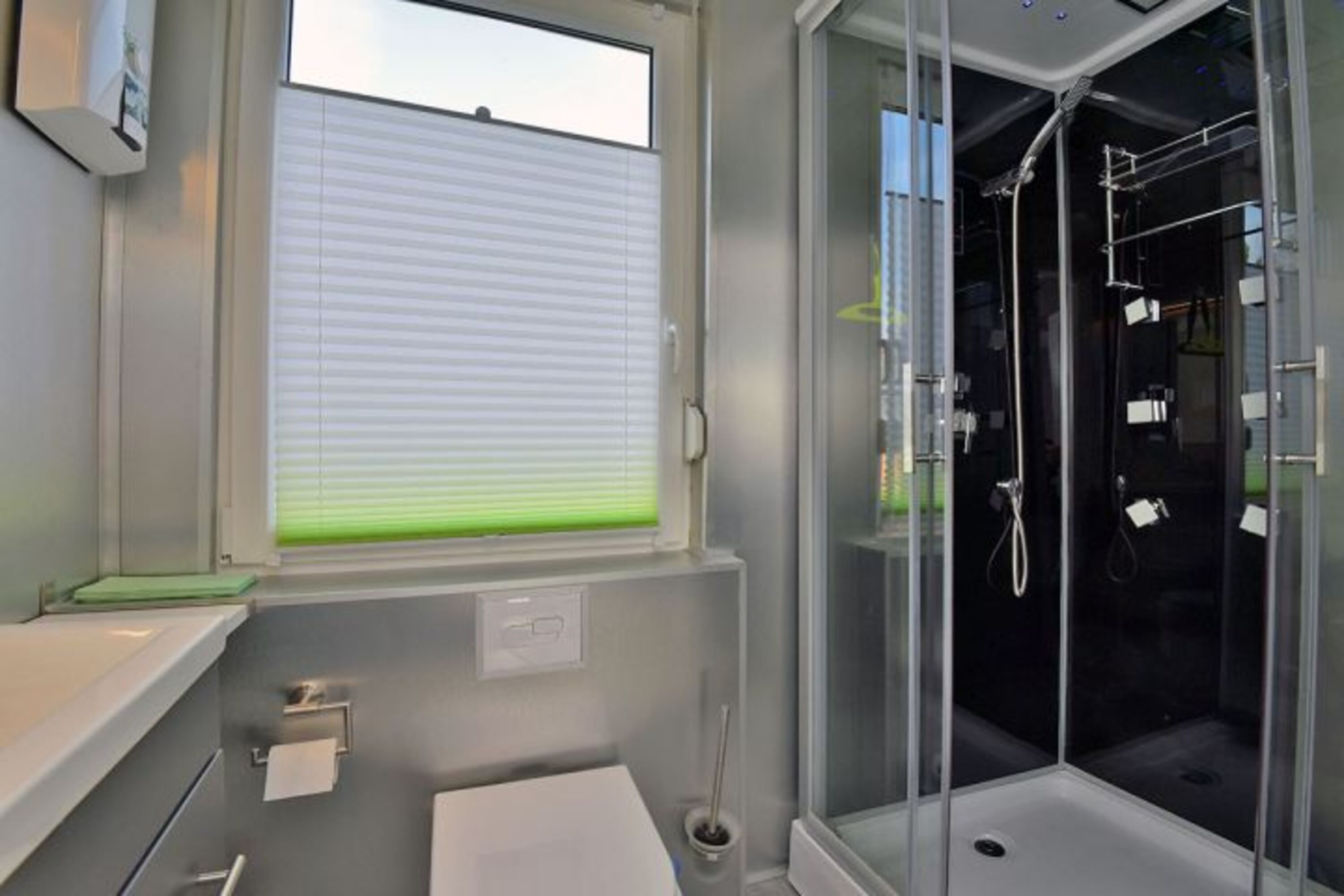 Bad mit moderner Dusche