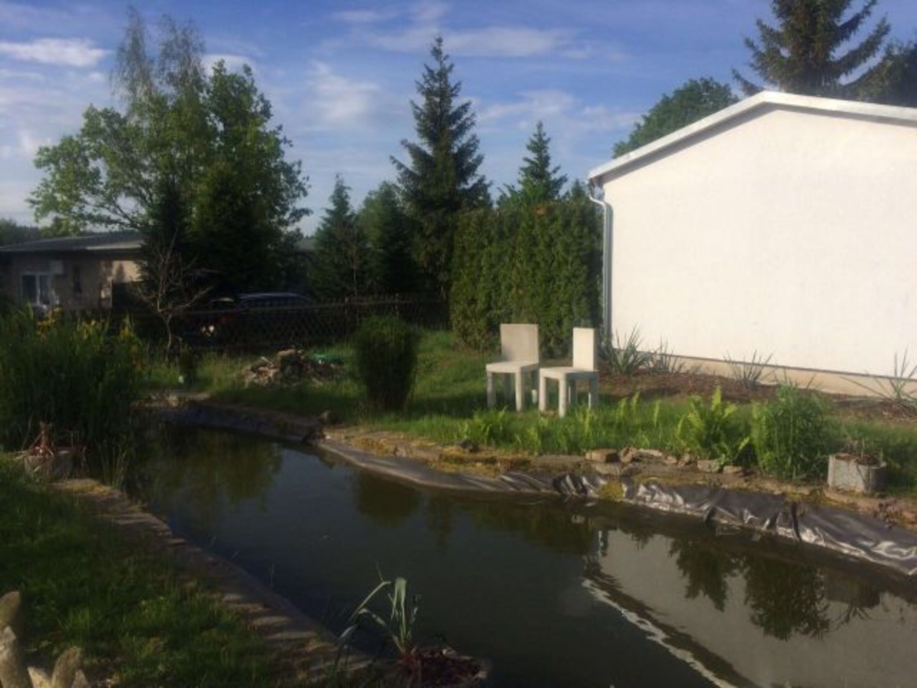 eingezäuntes Grundstück mit Gartenteich