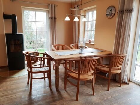 Blick Essbereich Kamin Scharnberg