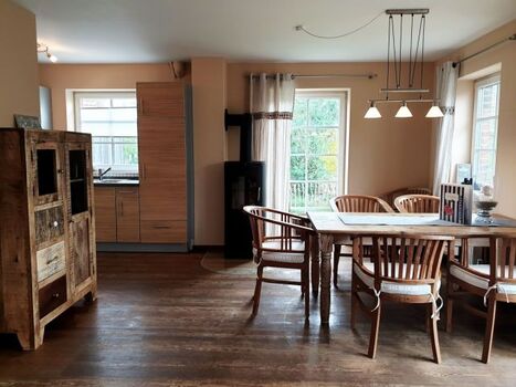 Weitere Ansicht Essbereich und Kamin