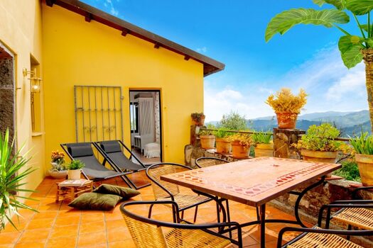 große nach Süd-Westen ausgerichtete Terrasse