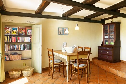  Hausbibliothek im Esszimmer