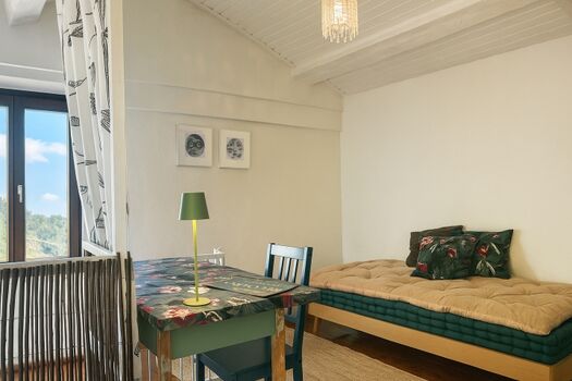 Arbeitszimmer mit Schreibtisch und Zugang zur oberen Terrasse