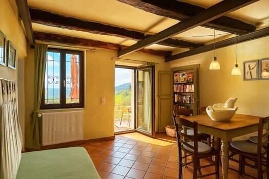  Esszimmer mit Schlafsofa 