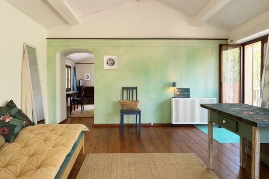 Arbeitszimmer mit Schlafmöglichkeit und Zugang zur oberen Terrasse