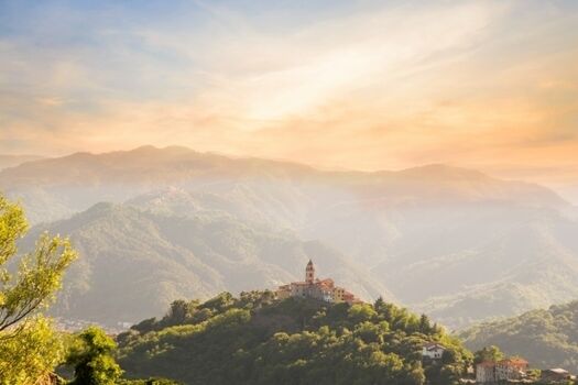 Blick auf die Kirche von Montedivalli