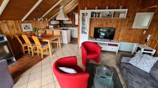 Wohnzimmer mit Blick in die Küche