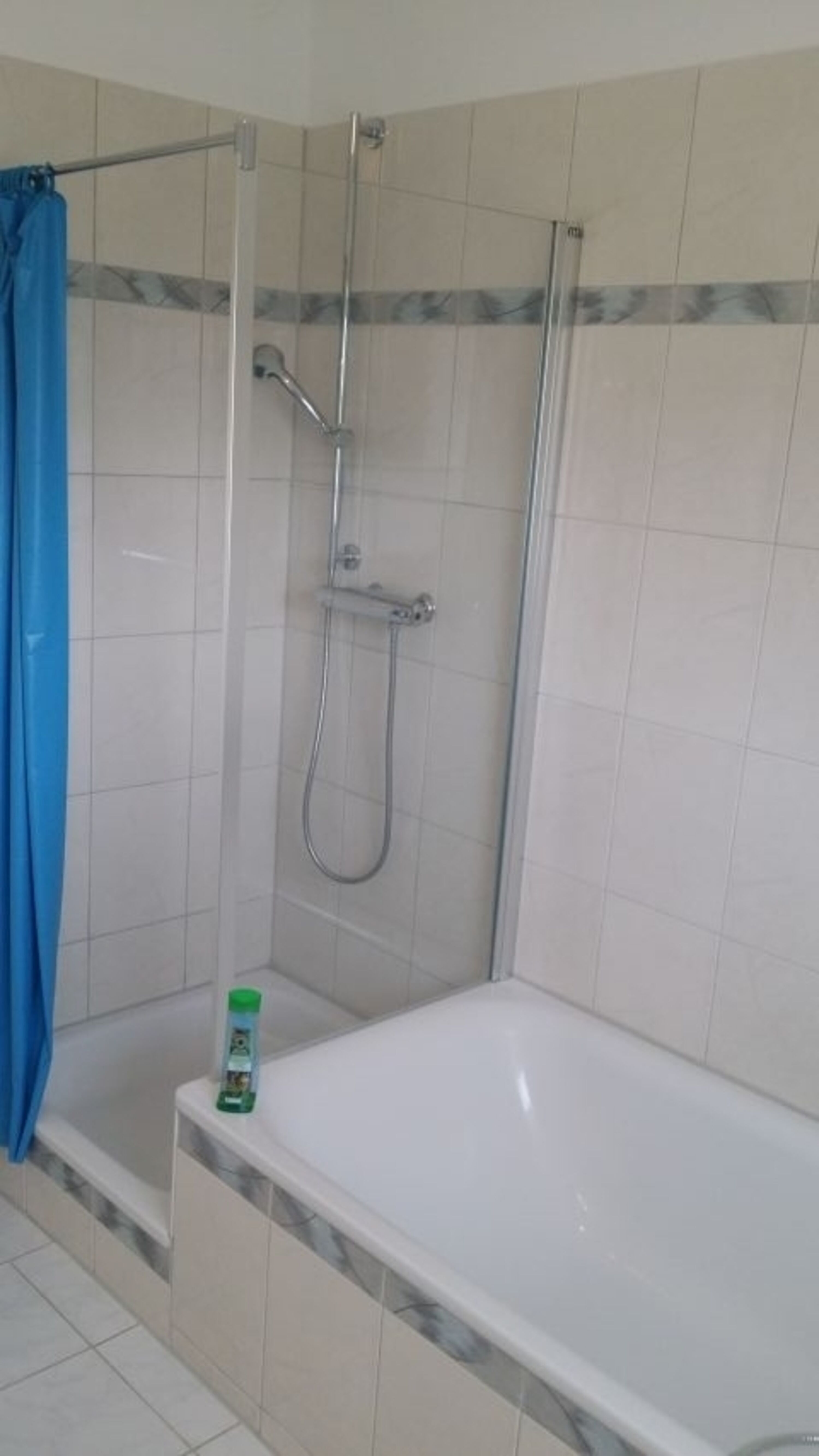 Bad mit Dusche und Badewanne
