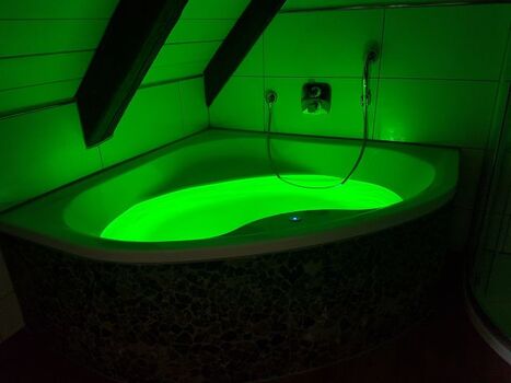 in der Badewanne mit Farblicht ( versch. Farben ) , dazu ein Glas Sekt - soooo schön