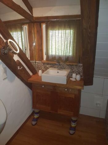 der Waschtisch mit Blick aus dem Fenster