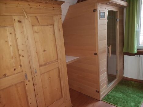 im Schlafzimmer unser Raumwunderschrank - in die Schräge gebaut und die Infrarot Wärmekabine