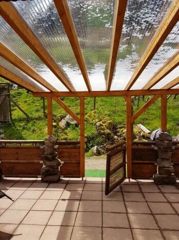 die Terasse ist teils überdacht - somit kann man auch bei Regen draussen sitzen