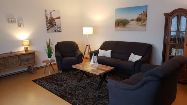 Wohnzimmer mit Dreisitzer, Zweisitzer und Lesesessel