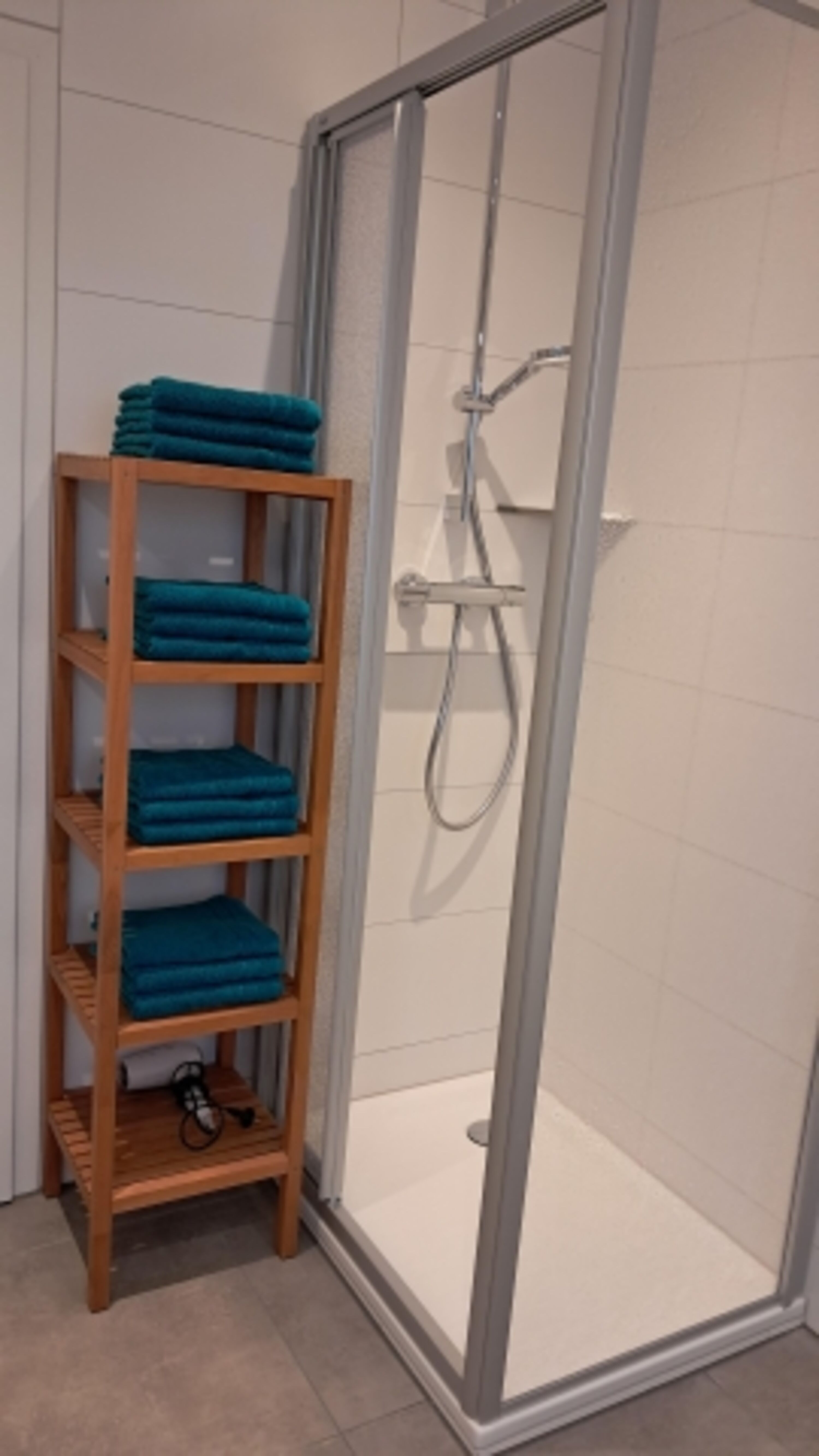 Badezimmer m. Dusche - renoviert 2025