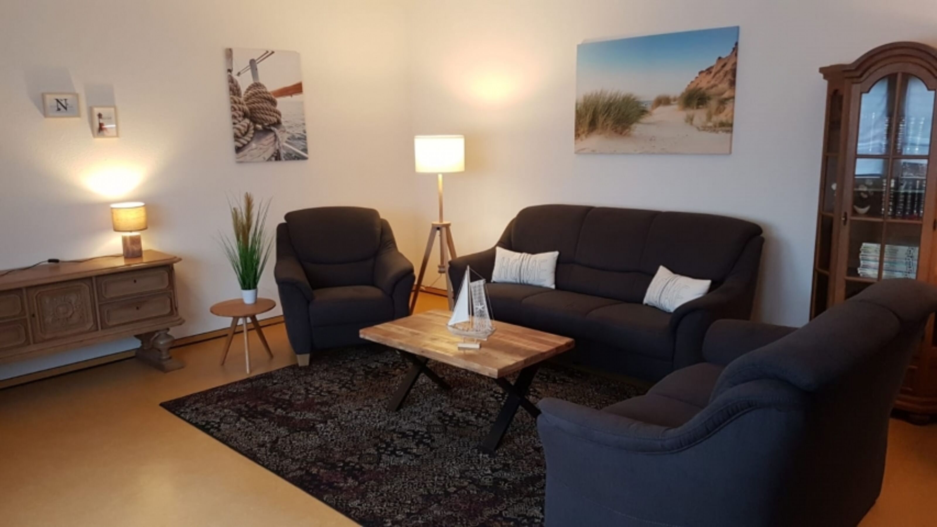 Wohnzimmer mit Dreisitzer, Zweisitzer und Lesesessel