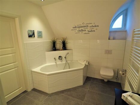 Badewanne im Wellnessbad