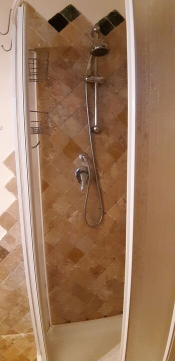 Dusche im Badezimmer