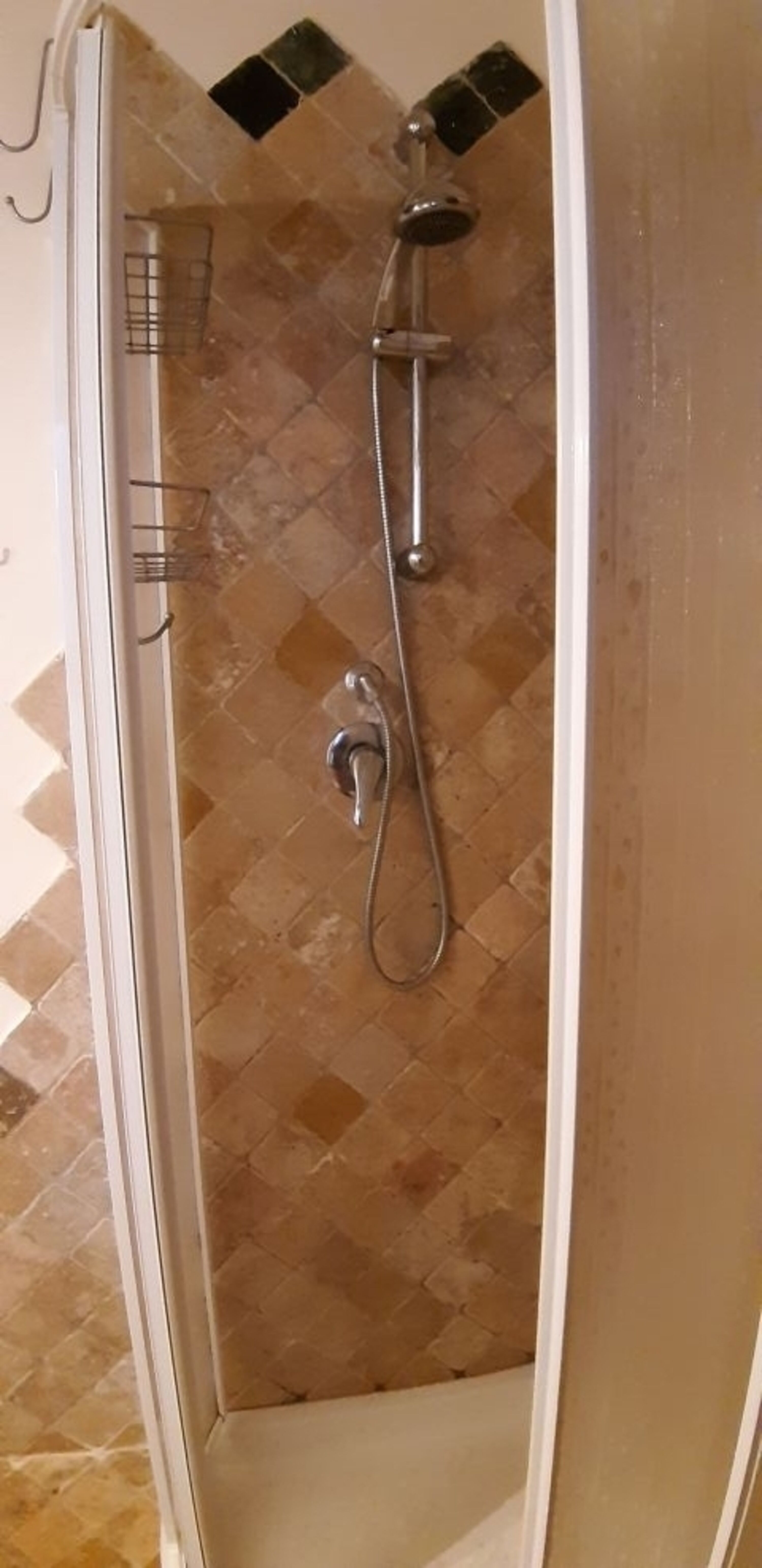 Dusche im Badezimmer