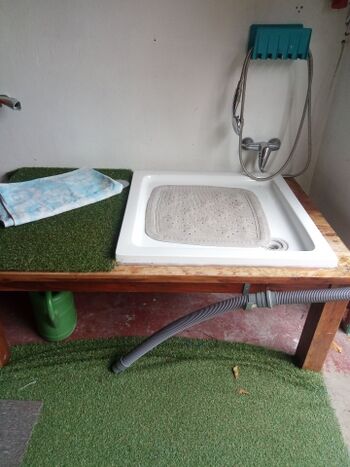 Warmwasser-Hundedusche im unteren Hausbereich, jederzeit zugänglich