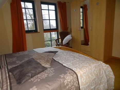 Doppelbett je 1,80 x 2,00 m