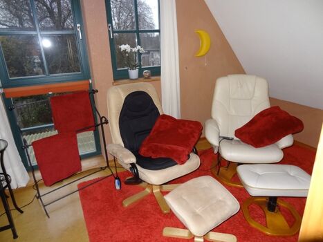 Schöner Blick aus der Sauna in den Wellnessraum