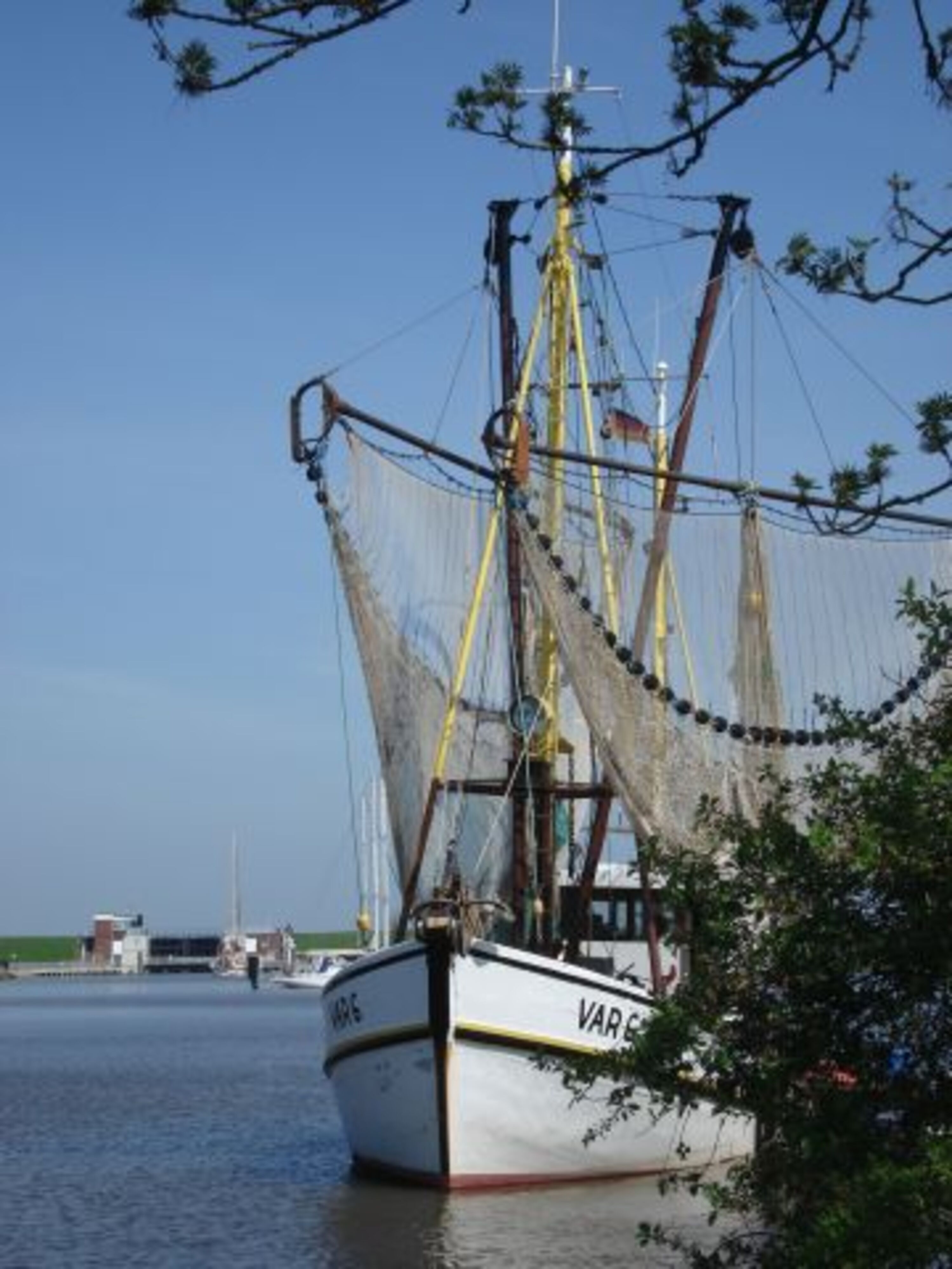Schiff am Vareler Hafen